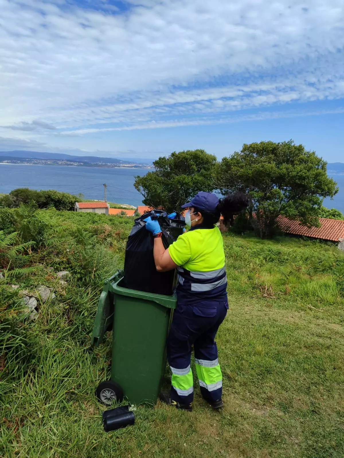 La basura no veranea en el paraíso de Ons