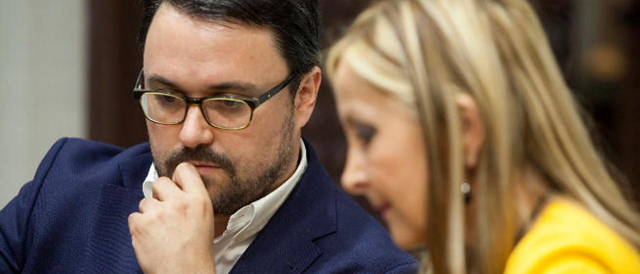 Asier Antona, junto a Australia Navarro en un pleno del Parlamento de Canarias.