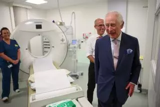 La reaparición de Carlos III visitando un centro contra el cáncer, en imágenes