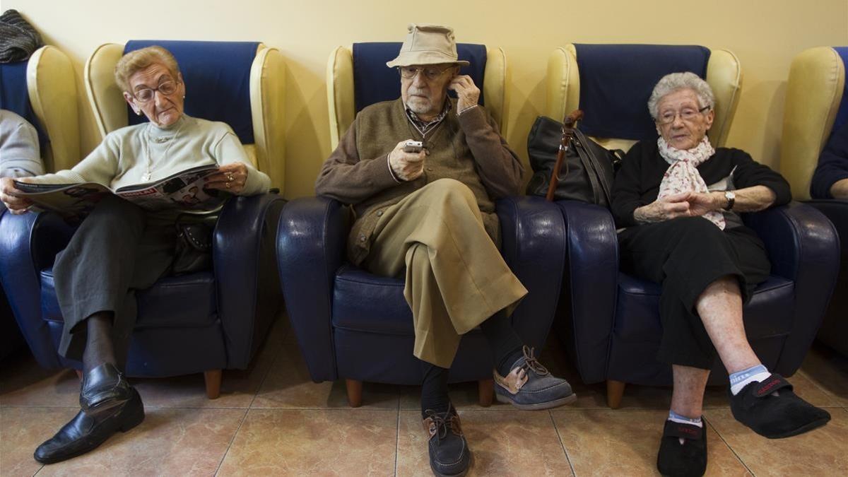 Unos ancianos en una residencia geriátrica, en el 2011.