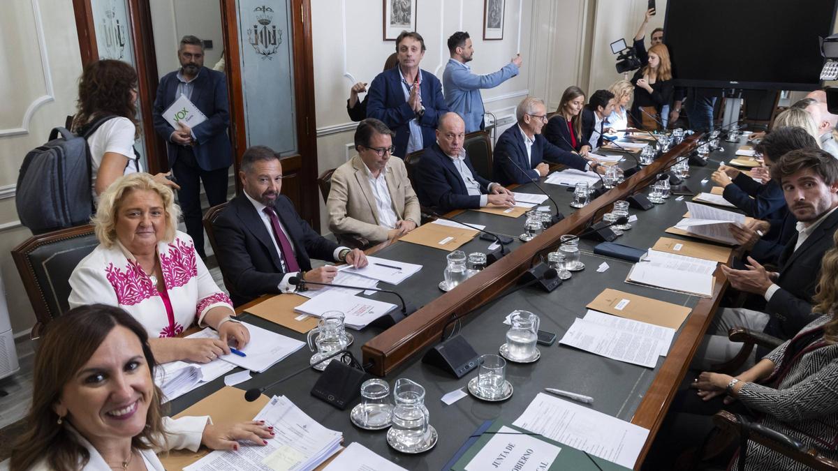 Imagen de la junta de gobierno del Ayuntamiento de València tras la entrada de Vox en el gobierno en octubre de 2023