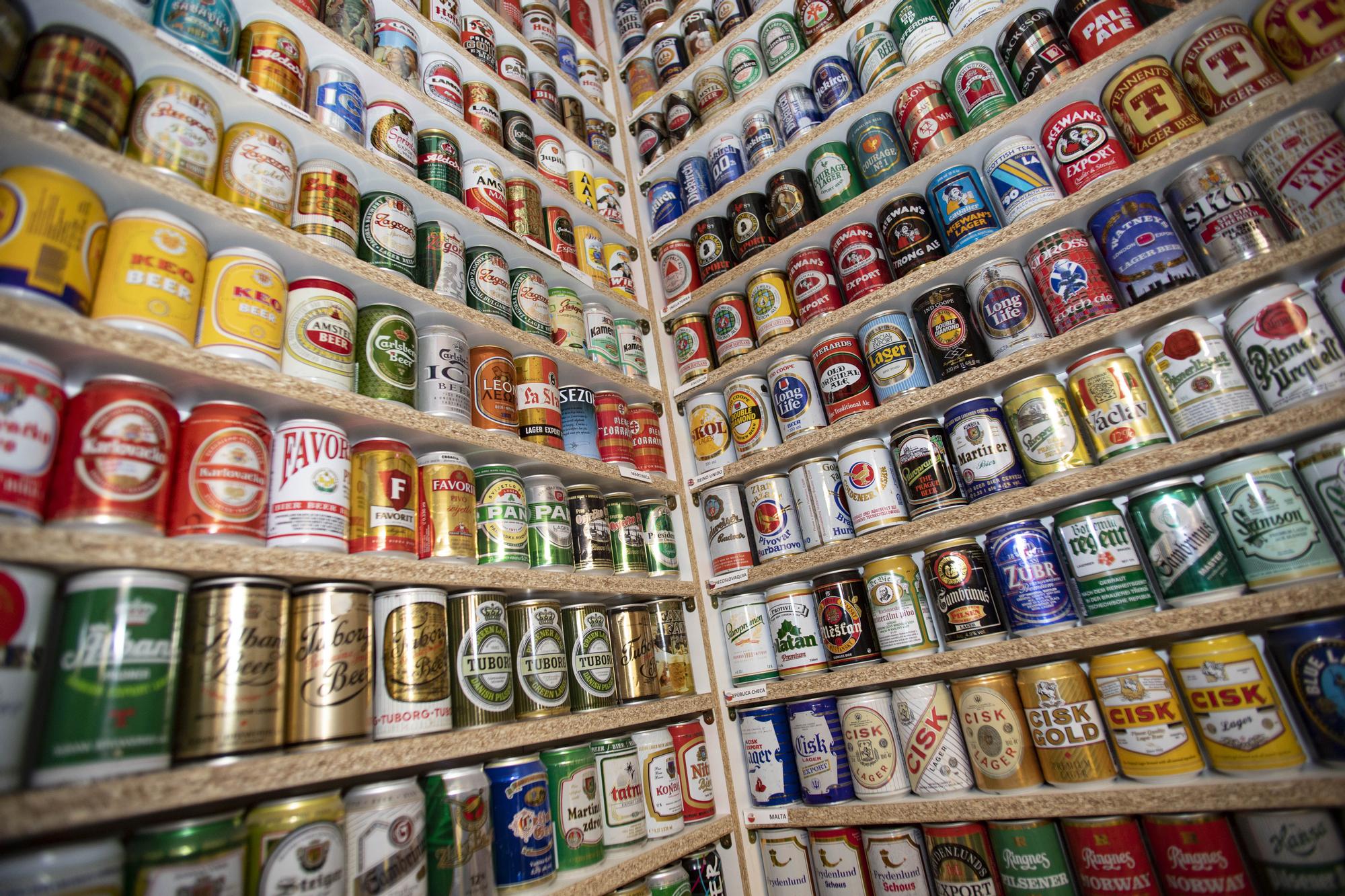 David Fortea atesora en Quesa la mayor colección de latas de cerveza de España