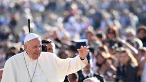 EPA3806. CIUDAD DEL VATICANO (VATICANO), 10/10/2018.- El papa Francisco (i) saluda durante su tradicional audiencia semanal en la Plaza de San Pedro del Vaticano, hoy, 10 de octubre de 2018. EFE/ Ettore Ferrari
