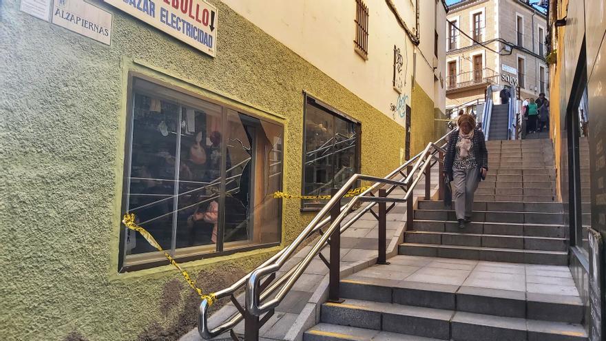 Revientan la luna del escaparate de una tienda de Cáceres y se llevan quince navajas