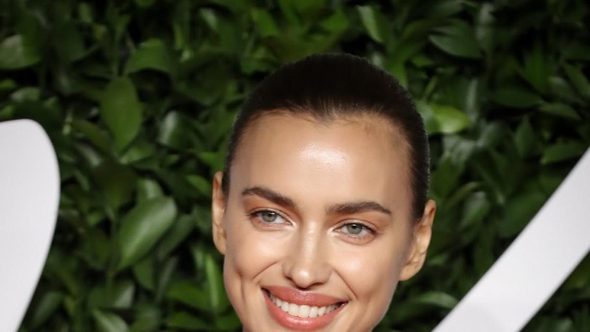 Irina Shayk se convierte en una diosa con un sugerente vestido con doble escote en el pecho, en la espalda y enseñando pierna