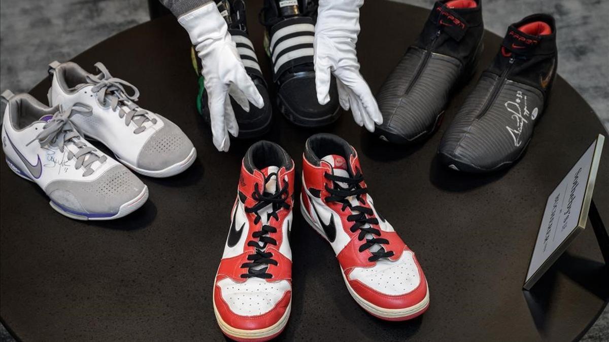 A pair of basketball legend Michael Jordan s famous Air Jordans from his rookie season are seen on April 28  2021 in Geneva during a preview of sale by auction house Sotheby s intitled  Gamers Only   - Jordan s sneakers are estimated to sell for 100 000 to 150 000 Swiss francs ( 109 500- 164 000  90 500-136 000 euros)  but could go much higher following the buzz created by a new world record this week  (Photo by Fabrice COFFRINI   AFP)