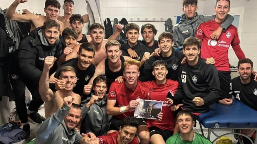 El Ontinyent 1931 celebra la victoria contra el Crevillente.