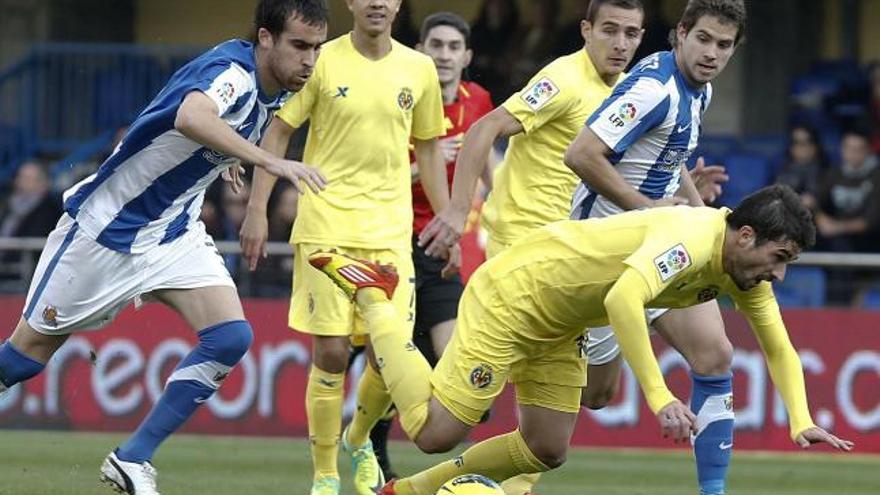 El jugador del Villarreal Rubén Gracia &quot;Cani&quot; es derribado por el jugador de la Real Sociedad Mikel Aranburu