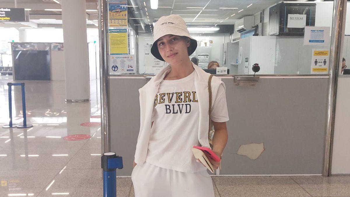 Daria, ucraniana que acumula cuatro horas de retraso en su vuelo de Ryanair.