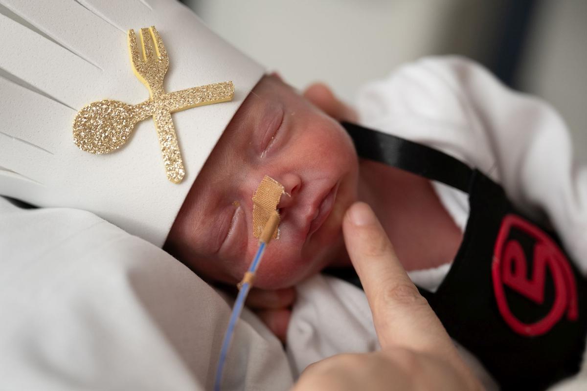 Los bebés ingresados en la UCI neonatal del Clínic se convierten en pequeños cocineros por Carnaval