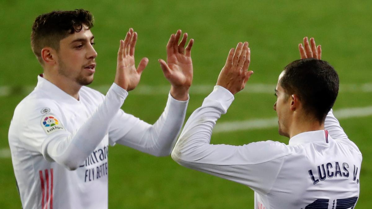 Fede Valderde celebra un gol con Lucas Vázquez.