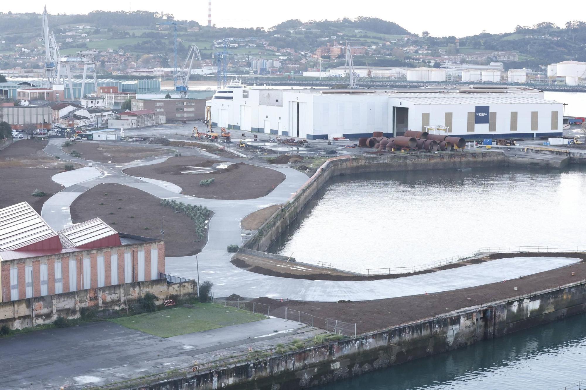 El paseo de Naval Azul completa su trazado peatonal y luce ya casi listo, solo pendiente de mobiliario: así avanza una obra clave para Gijón (en imágenes)