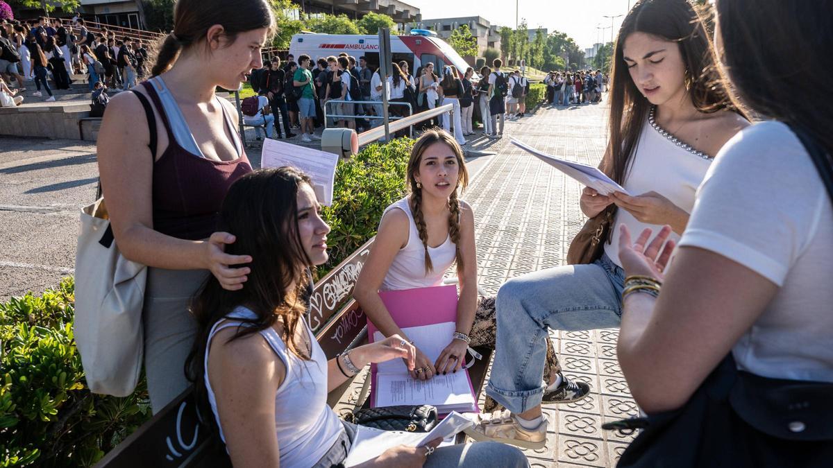 Estudiantes antes de entrar en la selectividad en la Facultat d'Economia i Empresa de la UB