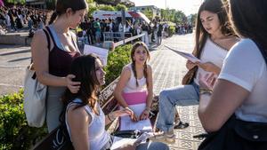 Estudiantes antes de entrar en la selectividad en la Facultat dEconomia i Empresa de la UB