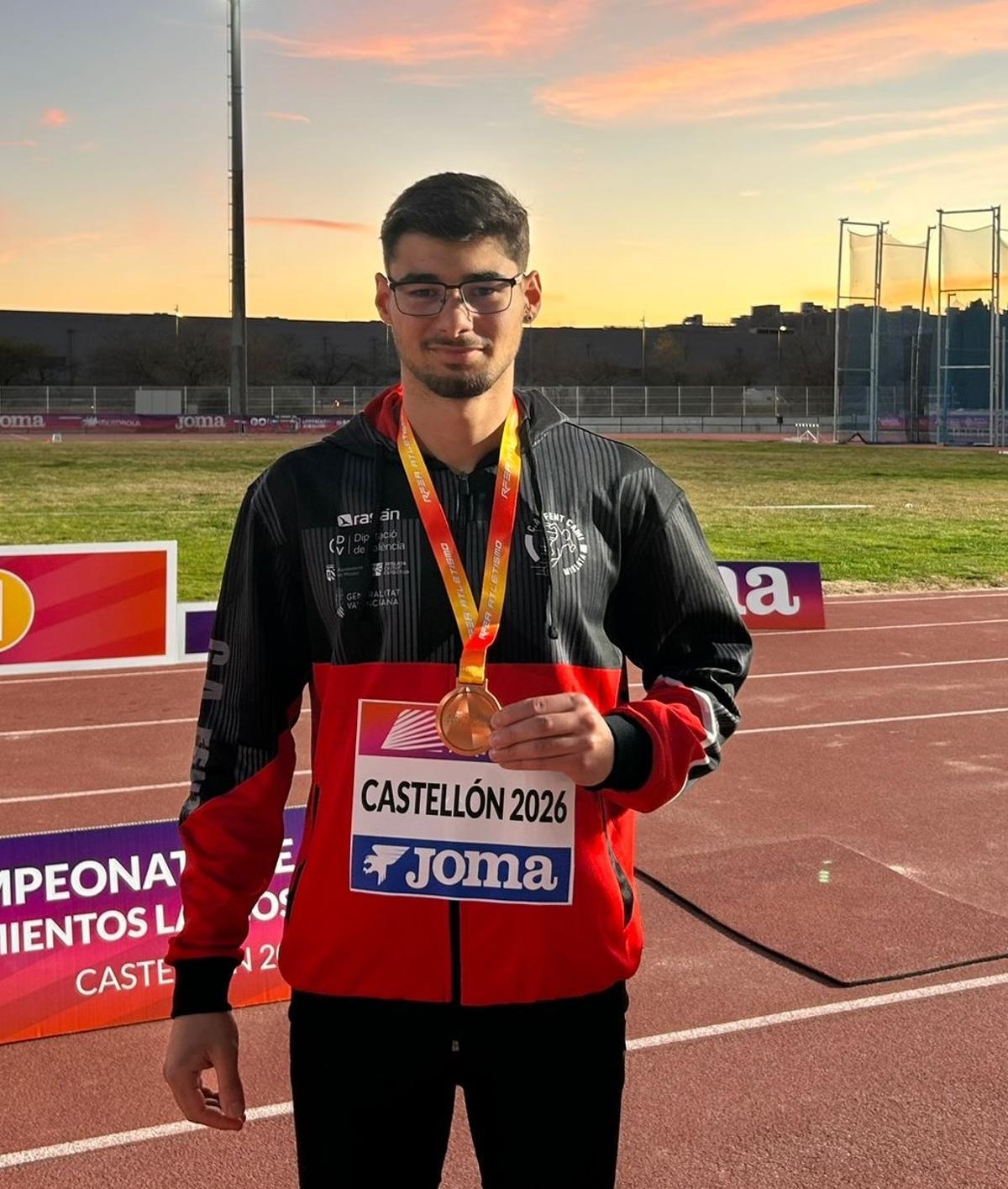 Aarón Córcoles luce su medalla de bronce