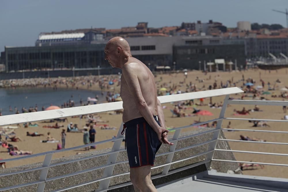 Día de playa en Gijón.