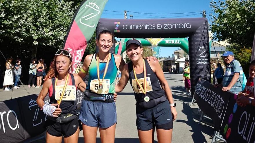 Podio femenino en el Trail Entrelobos