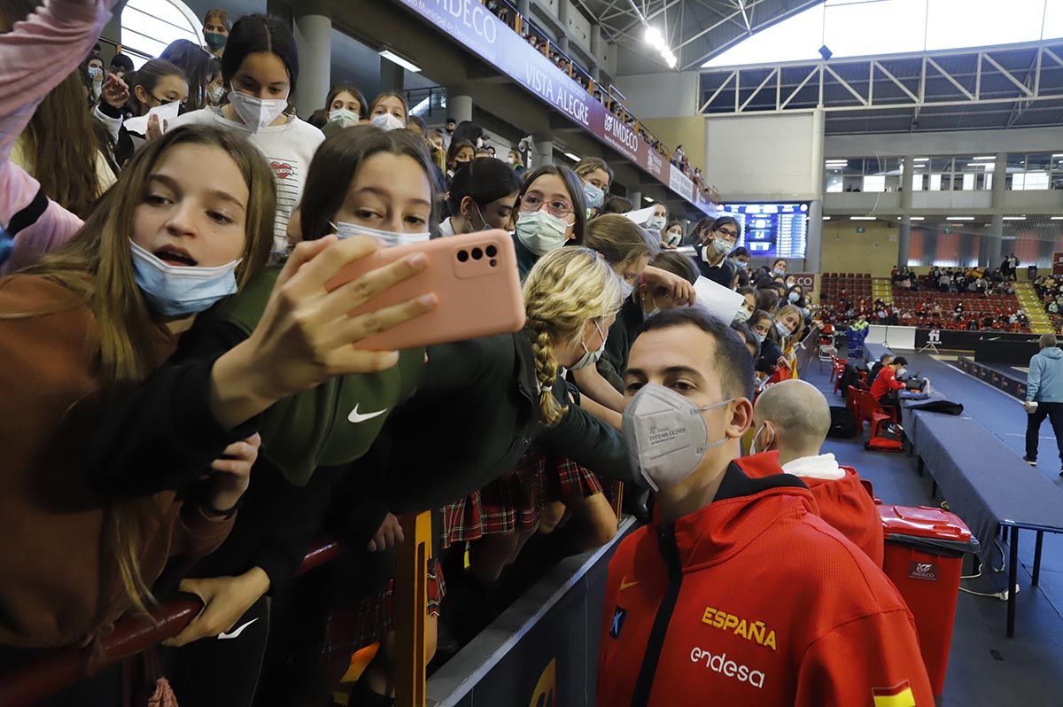 Las imágenes de la selección española de baloncesto con los jóvenes cordobeses en Vista Alegre