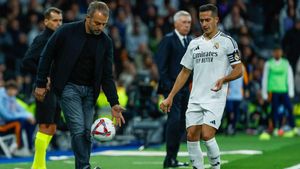Flick controla un balón ante Lucas Vázquez