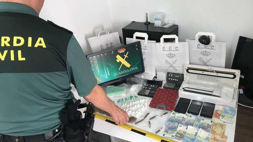 Un agente junto al material incautado. // Guardia Civil