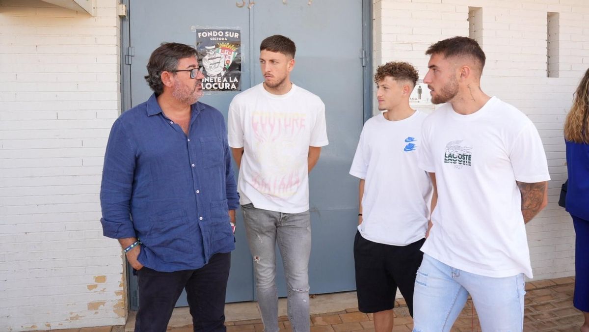 Javier González Calvo, conversando con Carlos Marín, Simo y Antonio Casas en las puertas de El Arcángel.