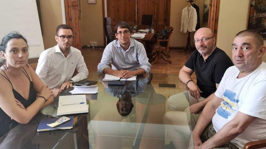 El conseller Negueruela se reunió ayer con García Vidal y Pardo (CC00),  junto a los altos cargos Abraham y Castro.