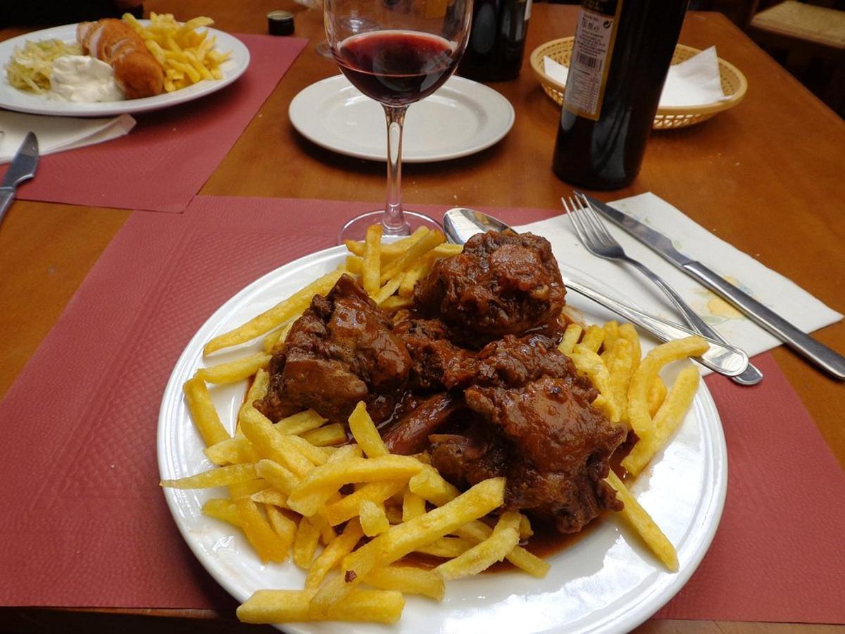 El rabo de toro y el flamenquín, entre sus platos más solicitados.
