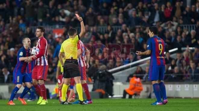 Luís Suárez vio la roja por primera vez con la camiseta del Barça en la vuelta de las semifinales de Copa del Rey contra el Atlético de Madrid el 7 de febrero de 2017.