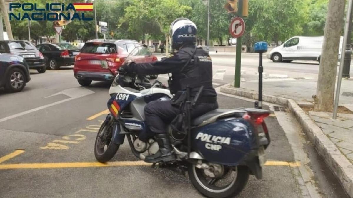 Un motorista de la Policía Nacional en Palma.