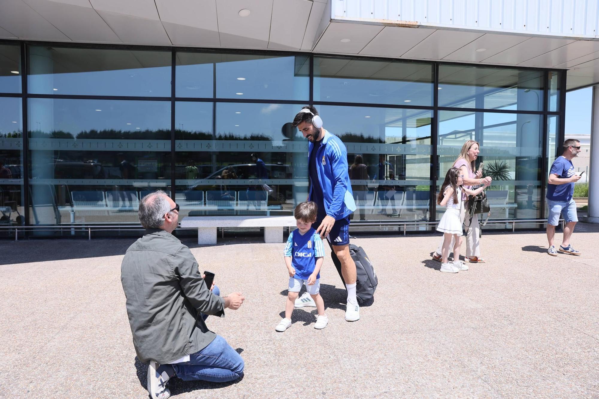 En imágenes: así fue la despedida de la afición azul al Real Oviedo en el Aeropuerto de Asturias