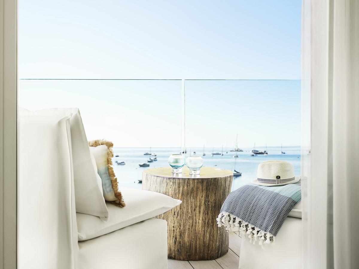 Una de las habitaciones de Nobu Ibiza Bay con vistas al mar.