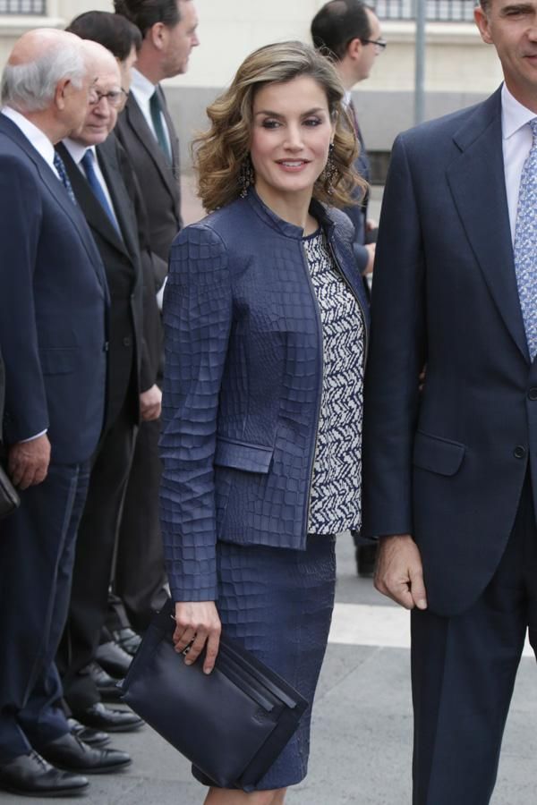 Letizia Ortiz con bolso azul de Loewe