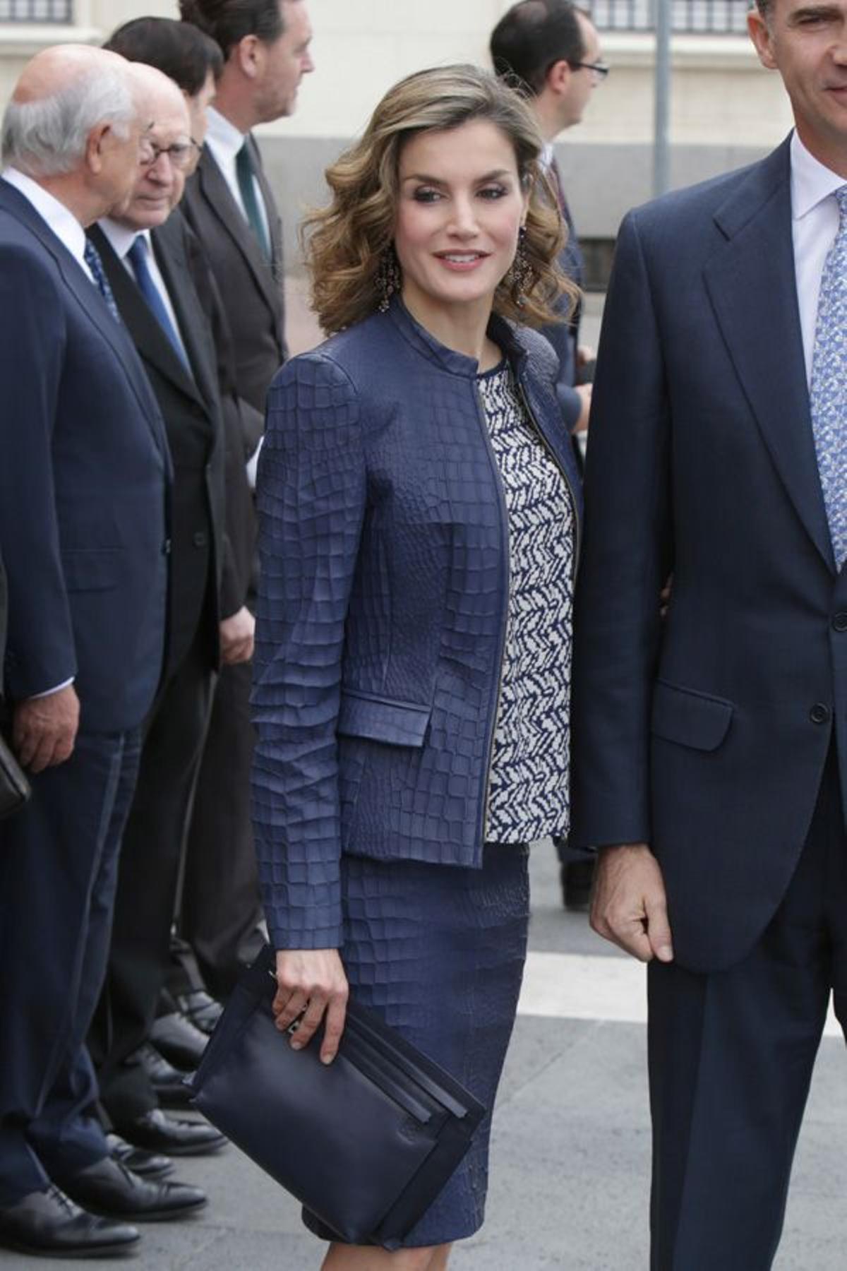 Letizia Ortiz con bolso azul de Loewe