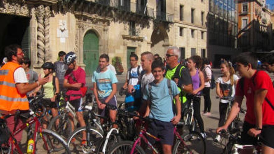 Ciclistas callejeando por las calles de Alicante