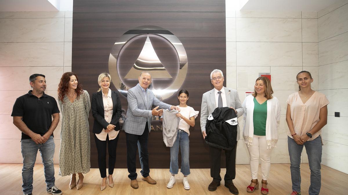 María Juste recibe en las oficinas centrales de SPAR Gran Canaria la Beca al Talento Juvenil, junto a sus familiares