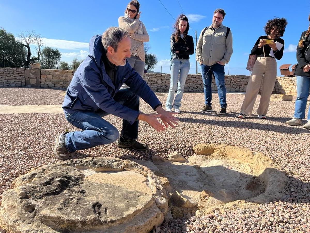 El arqueólogo Mateu Riera explica los detalles de la intervención.