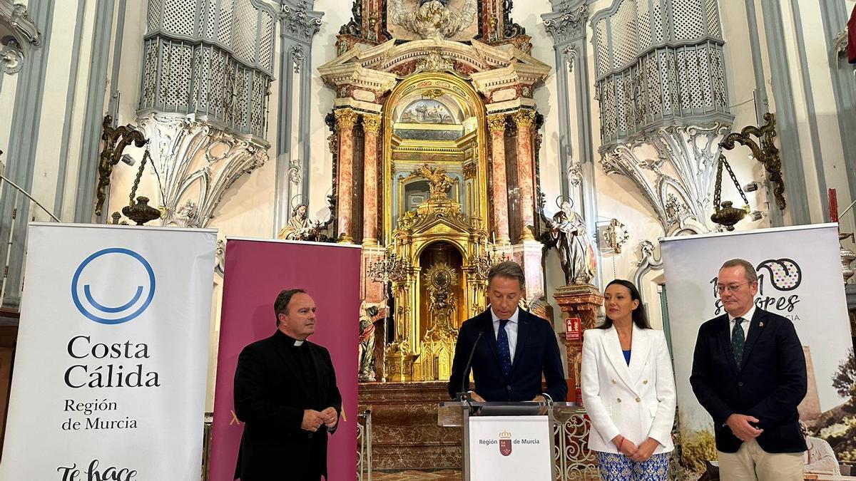 Fulgencio Gil en el acto de presentación junto a la Consejera y el Presidente del Paso Blanco.