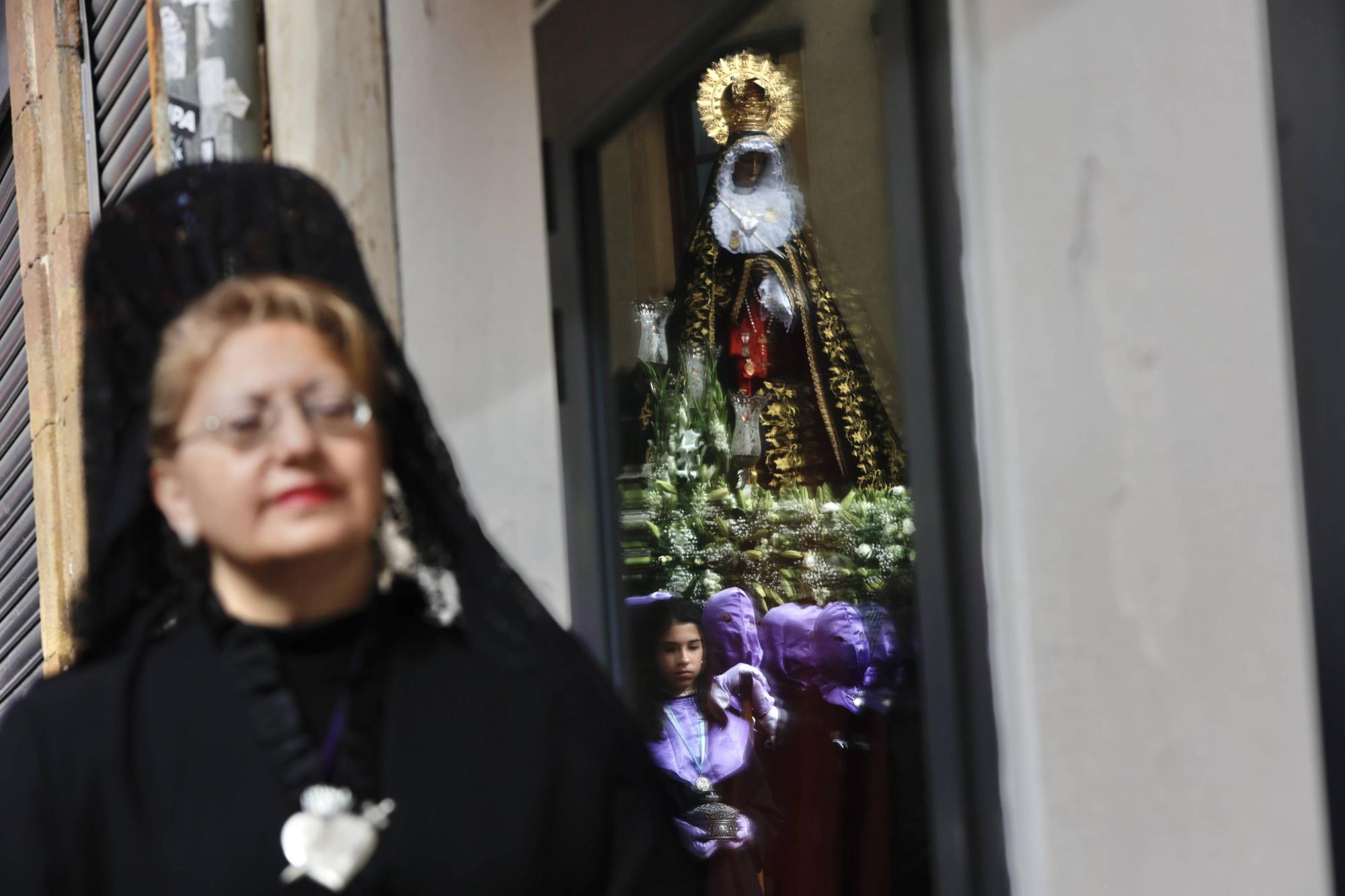 Procesión de la Dolorosa, el Sábado Santo, en el casco antiguo de Oviedo.