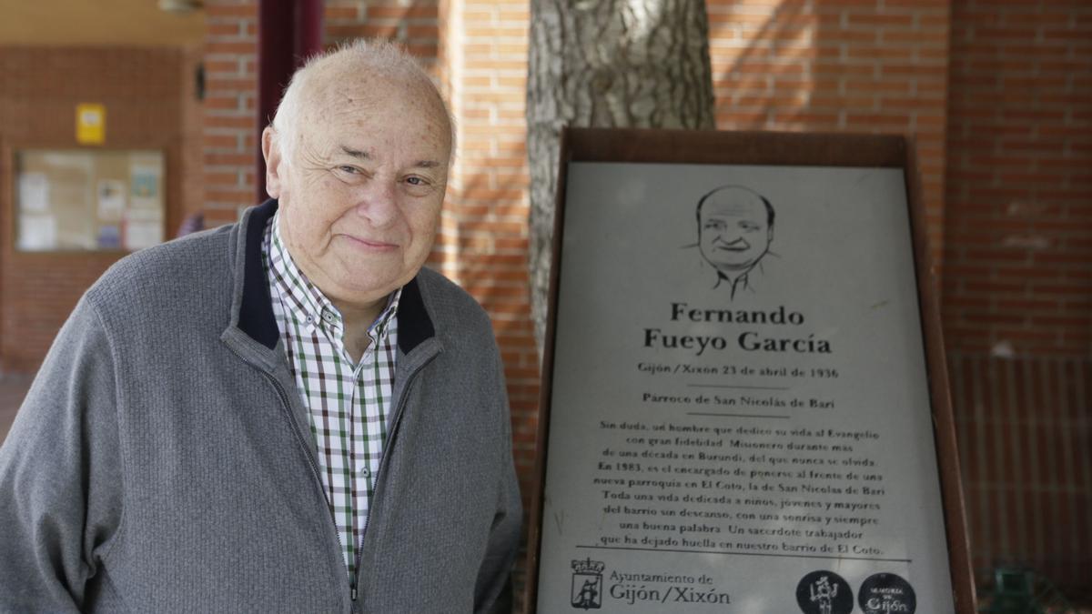 Fernando Fueyo posa junto a la placa en su honor.