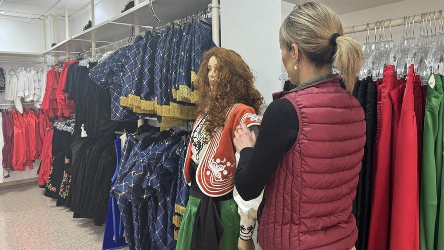 La subida de precios de los trajes festeros en Elda impulsa la venta de segunda mano en las redes sociales