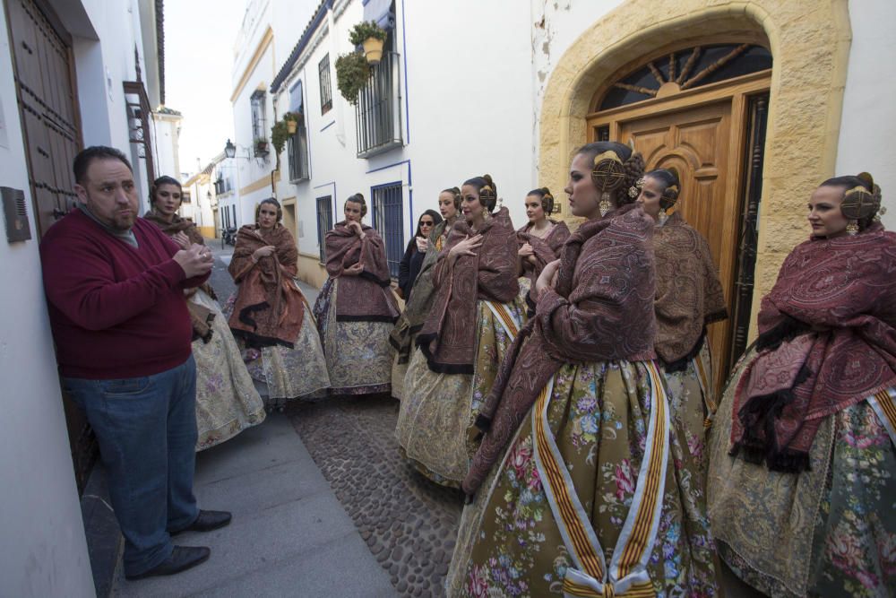 Recibiendo explicaciones sobre los Patios de Córdoba por Rafael Barón, ganador del último año del concurso de patios