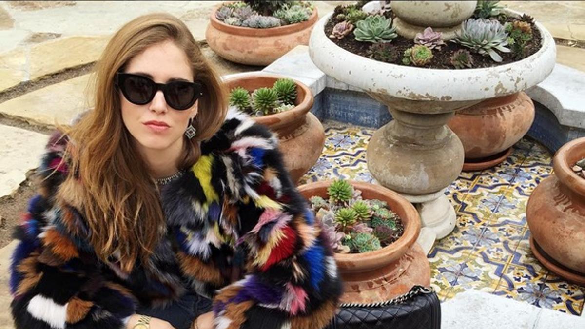 Chiara Ferragni con abrigo de pelo de colores