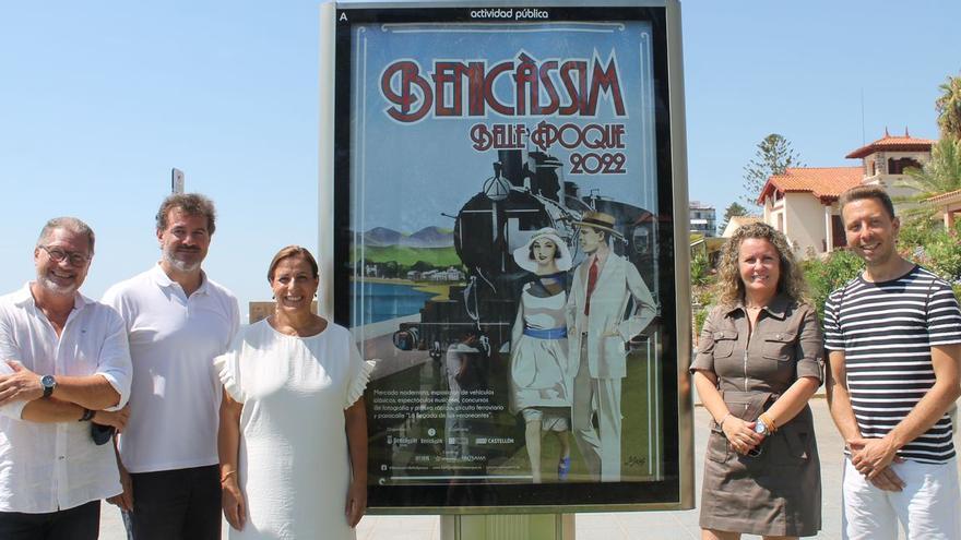 La alcaldesa, Susana Marqués, junto a la concejala de Turismo, Cristina Fernández, y miembros de la organización del evento costumbrista han presentado el cartel de la presente edición.