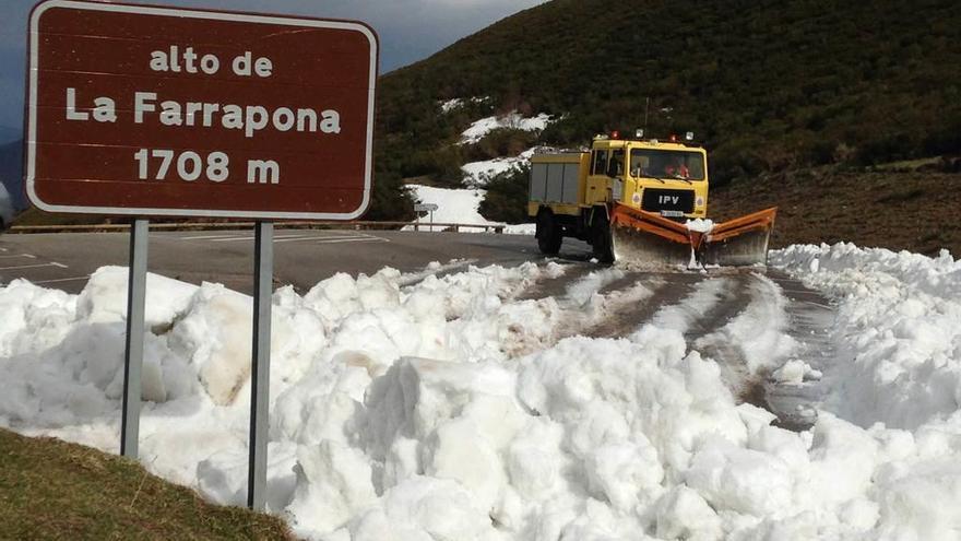 Una quitanieves, trabajando en el alto.