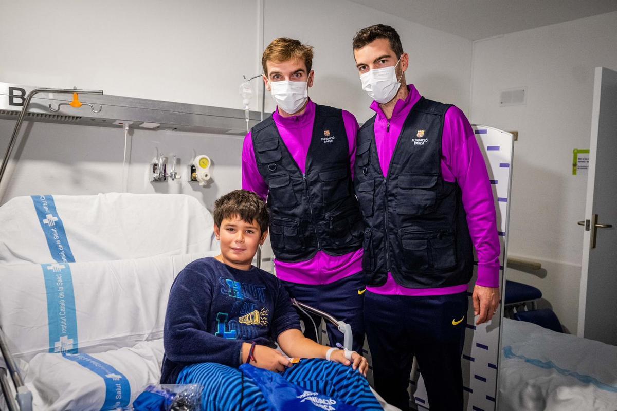 Marc y Carles Grau, con uno de los niños hospitalizados