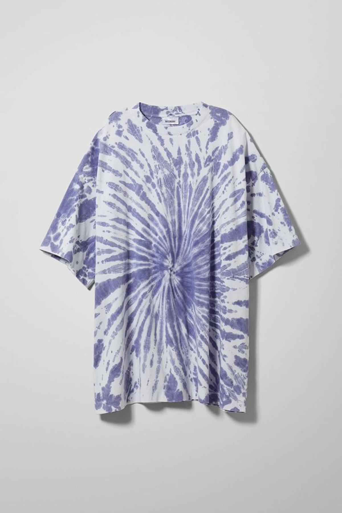 Camiseta 'oversize' con estampado 'tie-dye' morado y blanco, de WeekDay