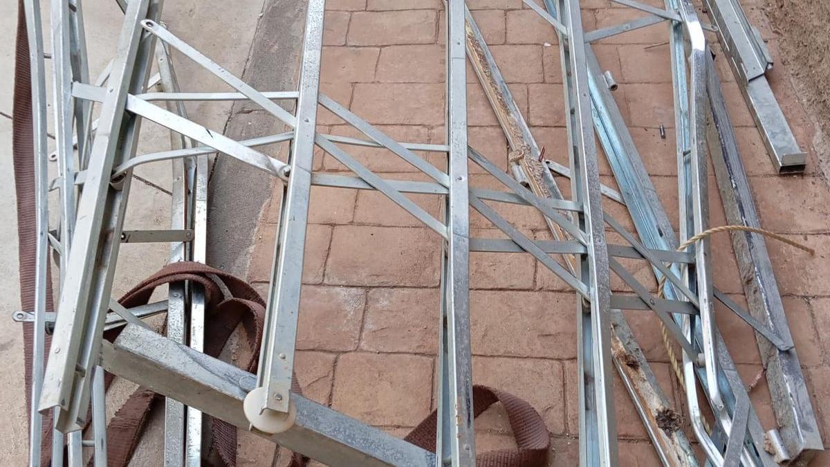 Los ladrones arrancaron la verja de la puerta del estanco de Alfamén, de donde se llevaron unos 8.000 euros.