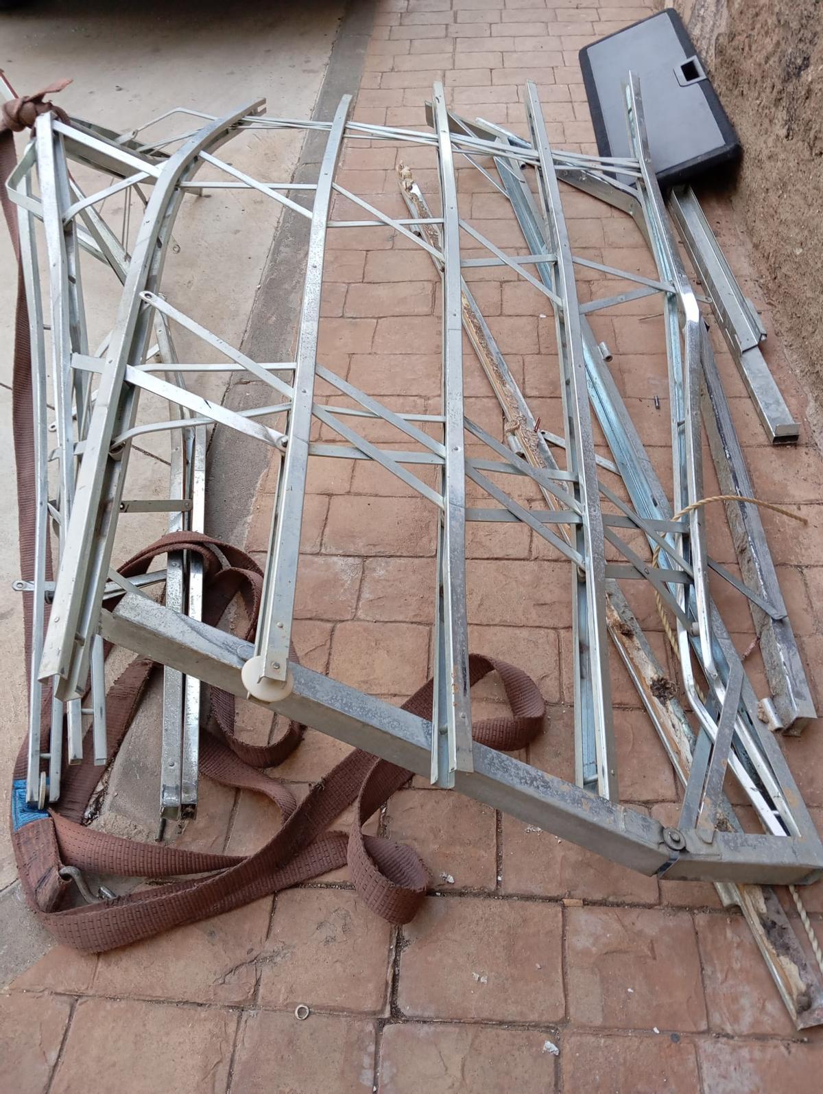 Los ladrones arrancaron la verja de la puerta del estanco de Alfamén, de donde se llevaron unos 8.000 euros la madrugada del 17 de noviembre de 2025.