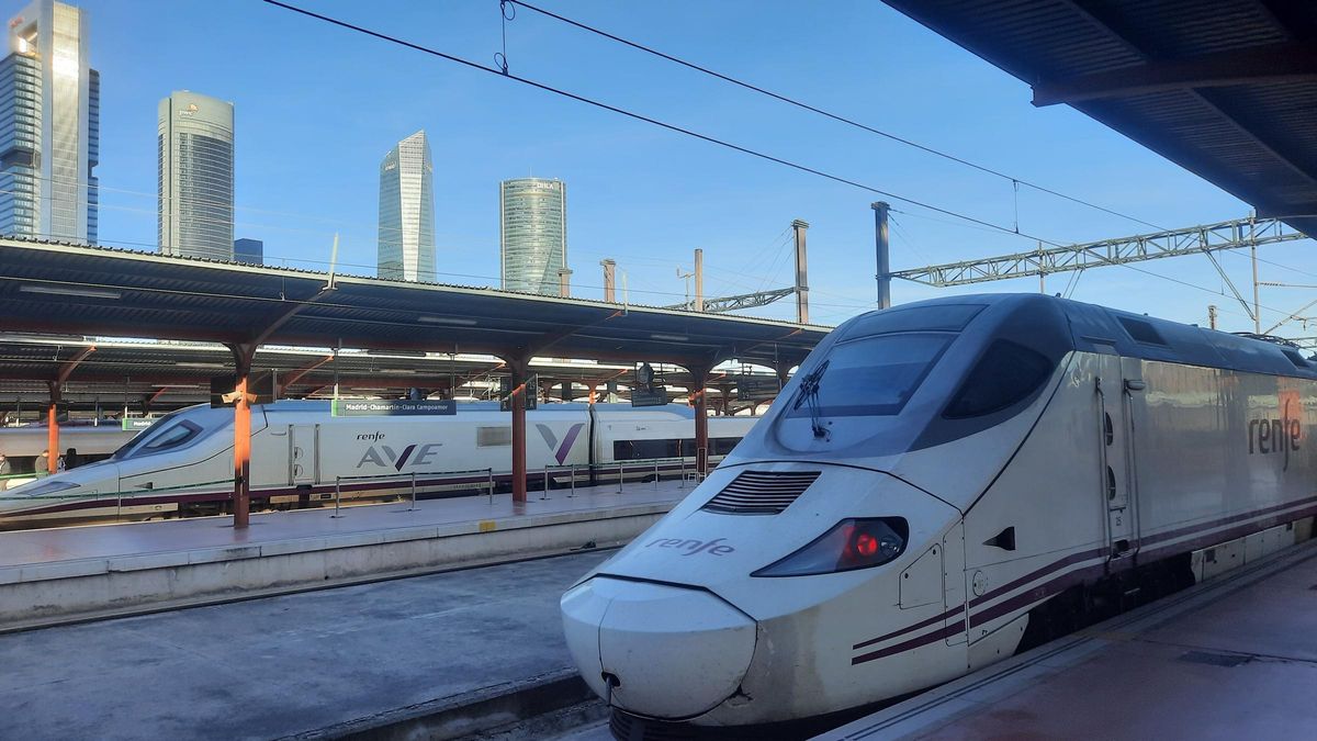 Trenes Alvia y AVE en la estación Madrid-Chamartín en una imagen de archivo