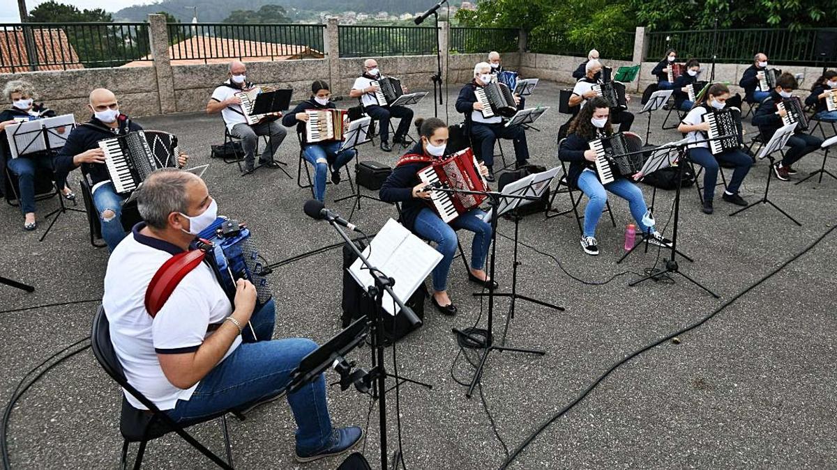 Actuación de la Escuela de Acordeones de Campelo. |   // G. SANTOS